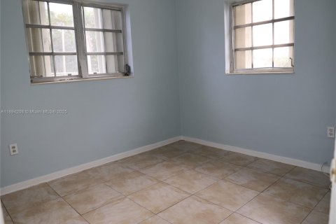 Casa en alquiler en Miami, Florida, 5 dormitorios, 175.21 m2 № 1947392 - foto 4