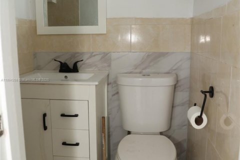 Casa en alquiler en Miami, Florida, 5 dormitorios, 175.21 m2 № 1947392 - foto 2