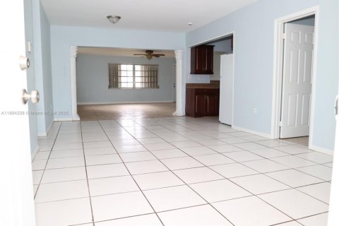 Casa en alquiler en Miami, Florida, 5 dormitorios, 175.21 m2 № 1947392 - foto 7