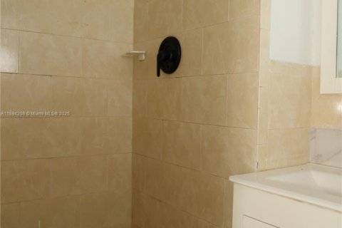 Casa en alquiler en Miami, Florida, 5 dormitorios, 175.21 m2 № 1947392 - foto 3