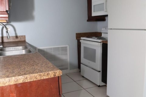 Casa en alquiler en Miami, Florida, 5 dormitorios, 175.21 m2 № 1947392 - foto 9