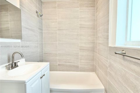 Villa ou maison à louer à Coral Gables, Floride: 1 chambre, 55.74 m2 № 1987650 - photo 16