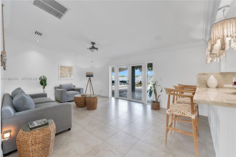 Villa ou maison à vendre à Miami, Floride: 4 chambres, 240.8 m2 № 1987488 - photo 8