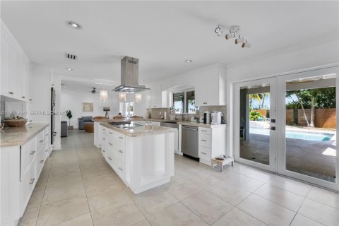 Villa ou maison à vendre à Miami, Floride: 4 chambres, 240.8 m2 № 1987488 - photo 5