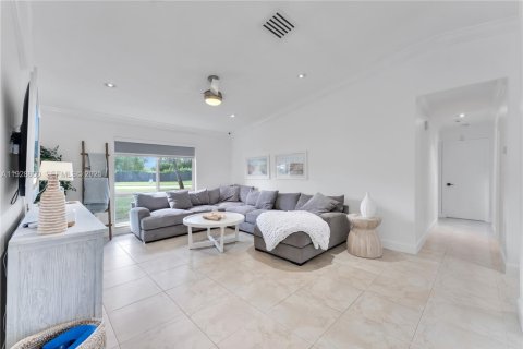 Villa ou maison à vendre à Miami, Floride: 4 chambres, 240.8 m2 № 1987488 - photo 11