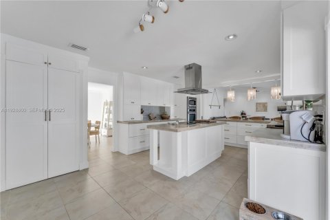 Villa ou maison à vendre à Miami, Floride: 4 chambres, 240.8 m2 № 1987488 - photo 4