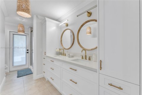 Villa ou maison à vendre à Miami, Floride: 4 chambres, 240.8 m2 № 1987488 - photo 12