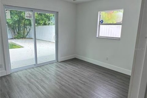 House in Saint Petersburg, Florida 3 bedrooms, 110.18 sq.m. № 1919671 - photo 28