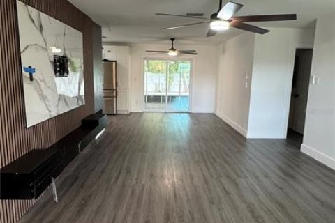 House in Saint Petersburg, Florida 3 bedrooms, 110.18 sq.m. № 1919671 - photo 6