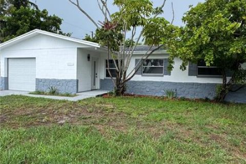 House in Saint Petersburg, Florida 3 bedrooms, 110.18 sq.m. № 1919671 - photo 1