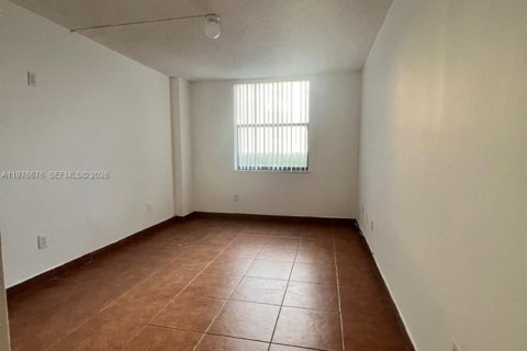 Condo in North Miami, Florida, 2 bedrooms  № 2040984 - photo 2