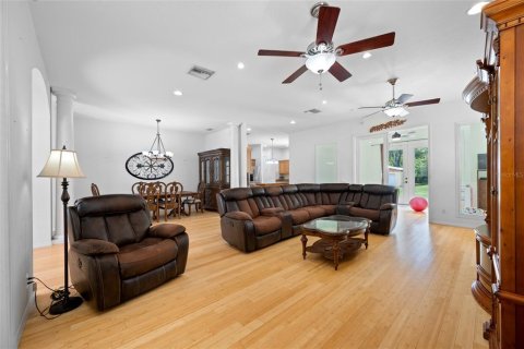 House in Tampa, Florida 6 bedrooms, 410.81 sq.m. № 2226250 - photo 11