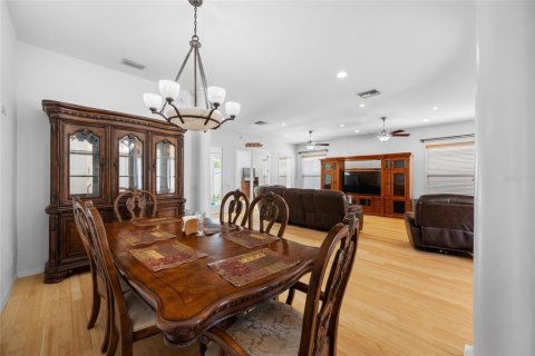 House in Tampa, Florida 6 bedrooms, 410.81 sq.m. № 2226250 - photo 12
