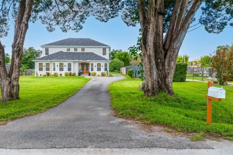 House in Tampa, Florida 6 bedrooms, 410.81 sq.m. № 2226250 - photo 3