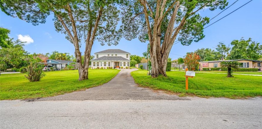 House in Tampa, Florida 6 bedrooms, 410.81 sq.m. № 2226250