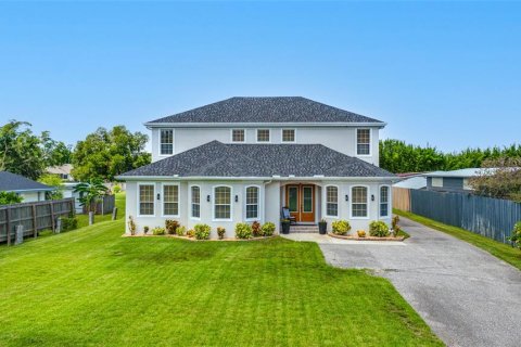 House in Tampa, Florida 6 bedrooms, 410.81 sq.m. № 2226250 - photo 5