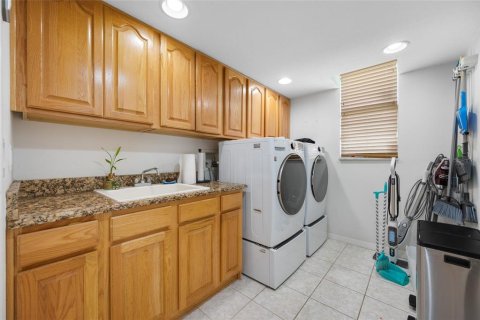 House in Tampa, Florida 6 bedrooms, 410.81 sq.m. № 2226250 - photo 17