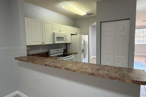 Villa ou maison à louer à Homestead, Floride: 3 chambres, 108.6 m2 № 2048024 - photo 3