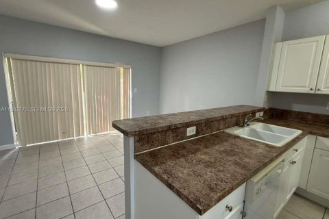 Villa ou maison à louer à Homestead, Floride: 3 chambres, 108.6 m2 № 2048024 - photo 2