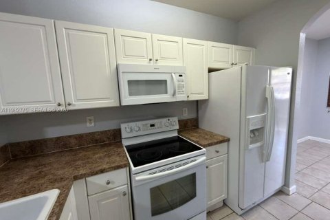 Villa ou maison à louer à Homestead, Floride: 3 chambres, 108.6 m2 № 2048024 - photo 4