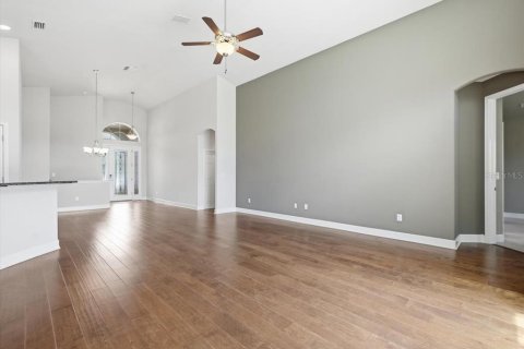 House in Clearwater, Florida 4 bedrooms, 184.6 sq.m. № 2114992 - photo 13