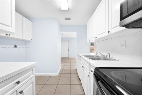 Casa en venta en Miami Gardens, Florida, 4 dormitorios, 120.77 m2 № 1889278 - foto 11