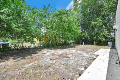 Casa en venta en Miami Gardens, Florida, 4 dormitorios, 120.77 m2 № 1889278 - foto 4