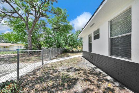 Casa en venta en Miami Gardens, Florida, 4 dormitorios, 120.77 m2 № 1889278 - foto 3