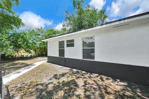 Casa en venta en Miami Gardens, Florida, 4 dormitorios, 120.77 m2 № 1889278 - foto 2
