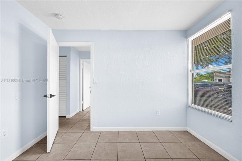 Casa en venta en Miami Gardens, Florida, 4 dormitorios, 120.77 m2 № 1889278 - foto 26