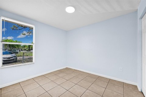 Casa en venta en Miami Gardens, Florida, 4 dormitorios, 120.77 m2 № 1889278 - foto 28