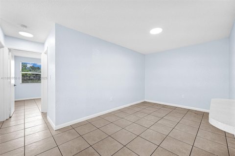 Casa en venta en Miami Gardens, Florida, 4 dormitorios, 120.77 m2 № 1889278 - foto 12