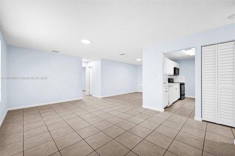Casa en venta en Miami Gardens, Florida, 4 dormitorios, 120.77 m2 № 1889278 - foto 6