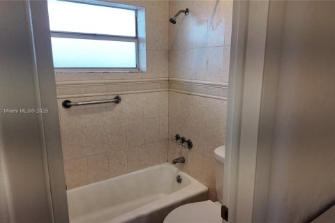 Condominio en alquiler en Miami, Florida, 1 dormitorio, 78.97 m2 № 2017050 - foto 15