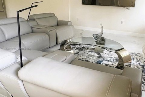 Condo in Miami, Florida, 2 bedrooms № 2076773 - photo 5