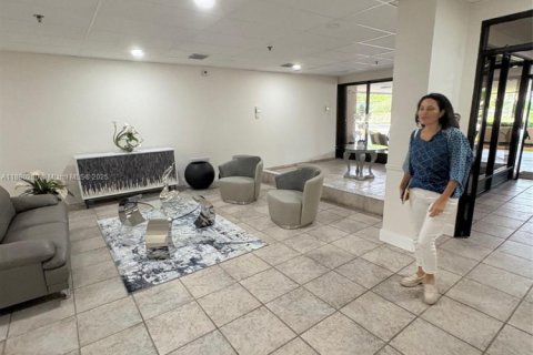 Condo in Miami, Florida, 2 bedrooms № 2076773 - photo 3