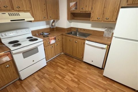 Condo in Miami, Florida, 2 bedrooms № 2076773 - photo 16