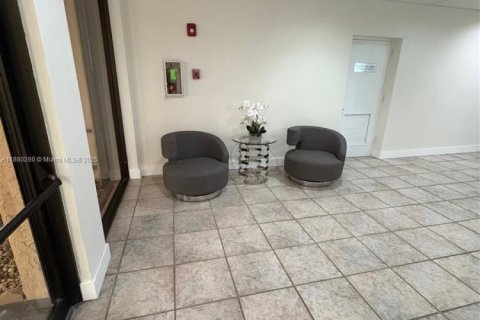 Condo in Miami, Florida, 2 bedrooms № 2076773 - photo 25