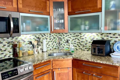 Condo in Miami Beach, Florida, 1 bedroom  № 1933106 - photo 18