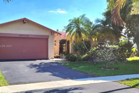 House in Sunrise, Florida 4 bedrooms, 140.84 sq.m. № 1739733 - photo 1