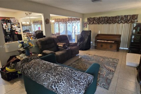 House in Sunrise, Florida 4 bedrooms, 140.84 sq.m. № 1739733 - photo 3