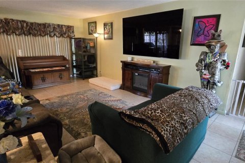 House in Sunrise, Florida 4 bedrooms, 140.84 sq.m. № 1739733 - photo 12