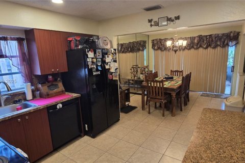 House in Sunrise, Florida 4 bedrooms, 140.84 sq.m. № 1739733 - photo 5