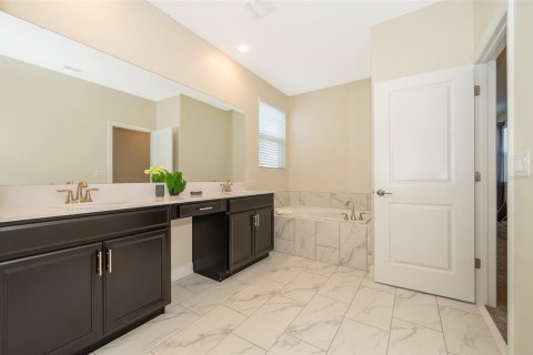Casa en venta en Kissimmee, Florida, 5 dormitorios, 278.34 m2 № 1911825 - foto 21