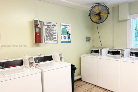 Condo in Miami, Florida, 2 bedrooms  № 1938854 - photo 20