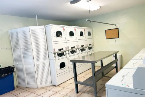 Condo in Miami, Florida, 2 bedrooms  № 1938854 - photo 21