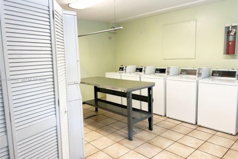 Condo in Miami, Florida, 2 bedrooms  № 1938854 - photo 22