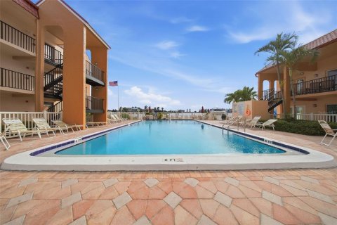 Condo in Saint Pete Beach, Florida, 2 bedrooms  № 2094142 - photo 26