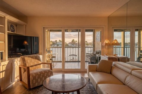 Condo in Saint Pete Beach, Florida, 2 bedrooms  № 2094142 - photo 3