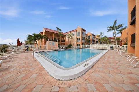 Condo in Saint Pete Beach, Florida, 2 bedrooms  № 2094142 - photo 25